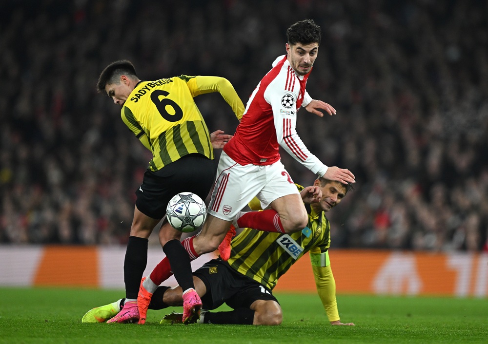 Kai Havertz of Arsenal is challenged by Adilet Sadybekov and Aleksandr Martynovich of FC Kairat Almaty during the UEFA Champions League 2025/26 League Phase MD8 match between Arsenal FC and FC Kairat Almaty at Arsenal Stadium on January 28, 2026 in London, England. (Photo by Mike Hewitt/Getty Images)