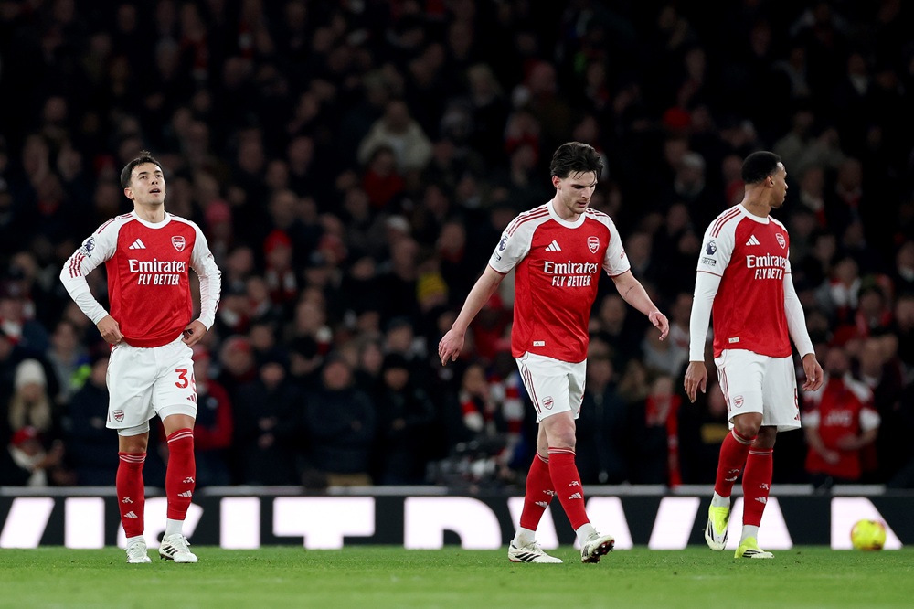 Arteta refuses to blame Arsenal fans after United defeat 3 Martin Zubimendi, Declan Rice and Gabriel of Arsenal react after Bryan Mbeumo of Manchester United (not pictured) scores his team's first goal during the Premier League match between Arsenal and Manchester United at Emirates Stadium on January 25, 2026 in London, England. (Photo by Justin Setterfield/Getty Images)