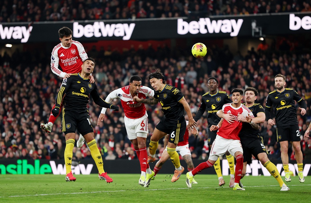 Arteta refuses to blame Arsenal fans after United defeat 5 Martin Zubimendi of Arsenal headers the ball whilst under pressure from Casemiro of Manchester United during the Premier League match between Arsenal and Manchester United at Emirates Stadium on January 25, 2026 in London, England. (Photo by Justin Setterfield/Getty Images)