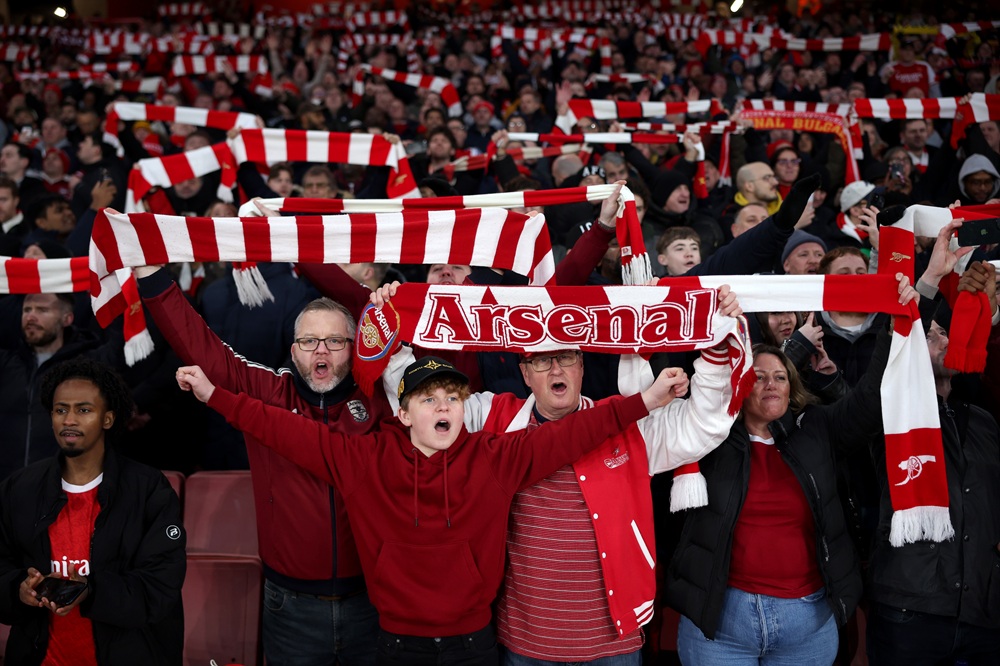 Arteta refuses to blame Arsenal fans after United defeat 4 Fans of Arsenal show their support as they hold scarves prior to the Premier League match between Arsenal and Manchester United at Emirates Stadium on January 25, 2026 in London, England. (Photo by Alex Pantling/Getty Images)