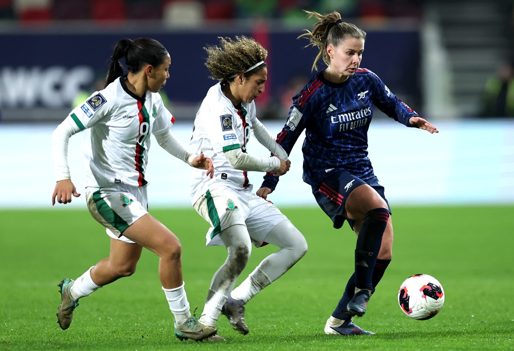 Victoria Pelova of Arsenal is challenged by Zineb Erroudany and Sanaa Mssoudy of ASFAR during the FIFA Women's Champions Cup 2026 Semi Final match between Arsenal Women FC and ASFAR at Brentford stadium on January 28, 2026 in London, England. (Photo by Richard Pelham/Getty Images)
