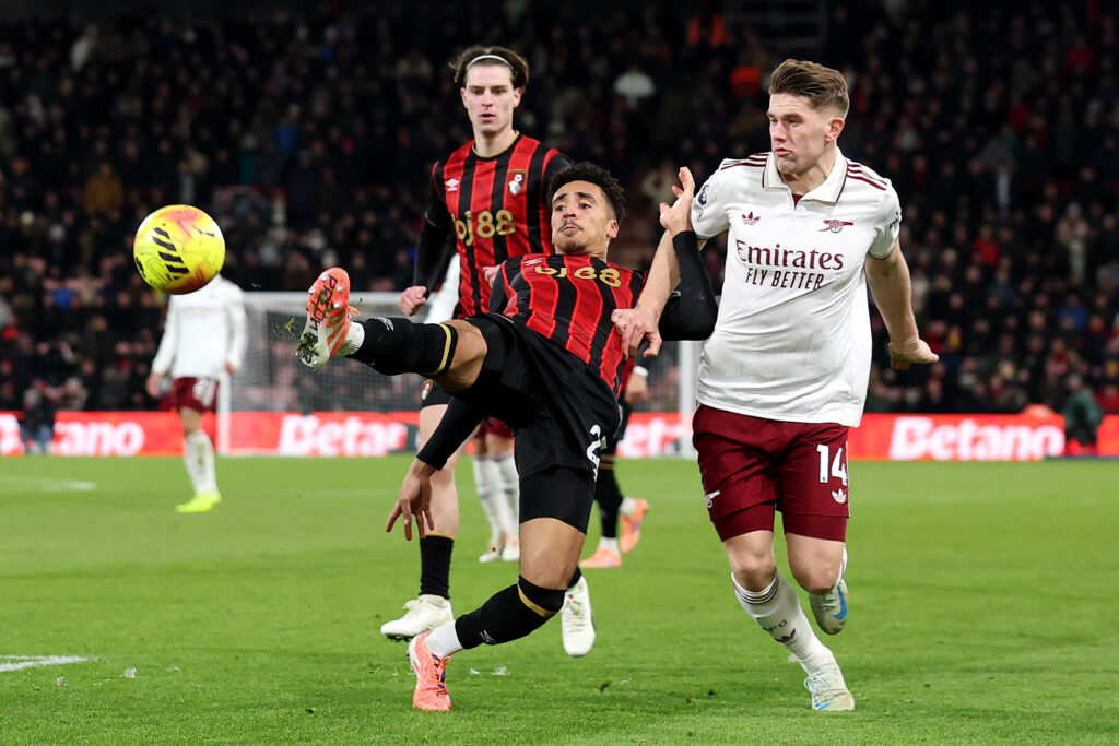 Declan Rice explains the importance of Viktor Gyokeres 3 BOURNEMOUTH, ENGLAND - JANUARY 03: James Hill of AFC Bournemouth stretches to control the ball whilst under pressure from Viktor Gyoekeres of Arsenal during the Premier League match between Bournemouth and Arsenal at Vitality Stadium on January 03, 2026 in Bournemouth, England. (Photo by Michael Steele/Getty Images)
