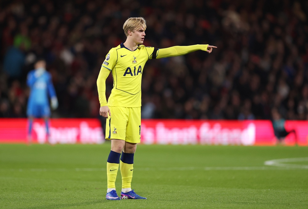 Lucas Bergvall of Tottenham Hotspur wears a black armband for Martin Chivers, former Tottenham Hotspur striker, during the Premier League match between Bournemouth and Tottenham Hotspur at Vitality Stadium on January 07, 2026 in Bournemouth, England. (Photo by Dan Mullan/Getty Images)