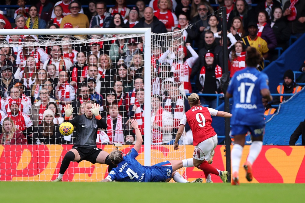 Beth Mead of Arsenal scores her team's first goal during the Barclays Women's Super League match between Chelsea FC and Arsenal at Stamford Bridge on January 24, 2026 in London, England. (Photo by Alex Pantling/Getty Images)