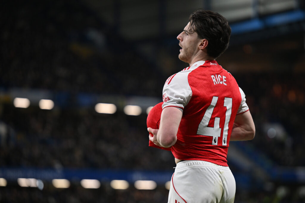 LONDON, ENGLAND - NOVEMBER 30: Declan Rice of Arsenal prepares for a long throw during the Premier League match between Chelsea and Arsenal at Stamford Bridge on November 30, 2025 in London, England. (Photo by Mike Hewitt/Getty Images)