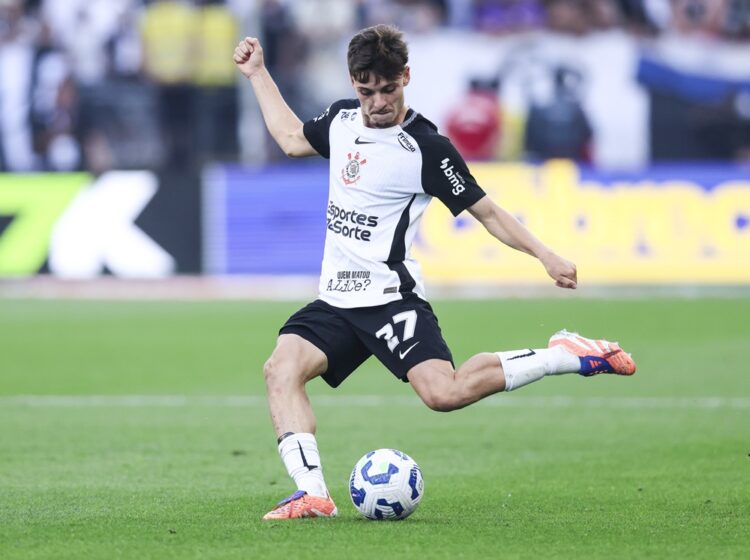 Breno Bidon of Corinthians controls the ball during a Brasileirao 2025 match between Corinthians and Botafogo at Neo Quimica Arena on November 30, ...