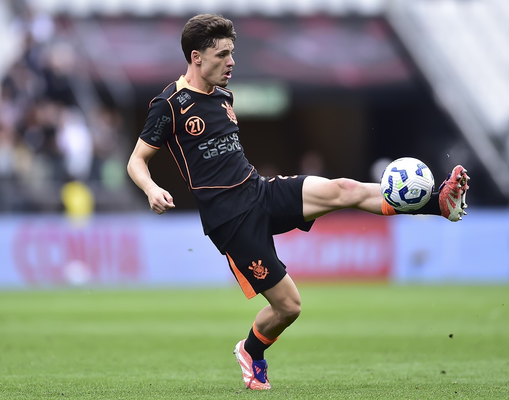 Arsenal hold interest in Brazilian 20yo 2 Breno Bidon of Corinthians controls the ball during a match between Corinthians and Ceara at Neo Quimica Arena on November 09, 2025 in Sao Paulo, Brazil.(Mauro Horita/Getty Images)