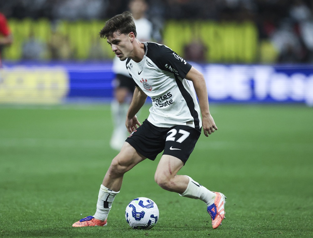 Arsenal hold interest in Brazilian 20yo 3 Breno Bidon of Coronthians controls the ball during a Brasileirao 2025 match between Corinthians and Sao Paulo at Neo Quimica Arena on November 20, 2025 in Sao Paulo, Brazil. (Photo by Alexandre Schneider/Getty Images)