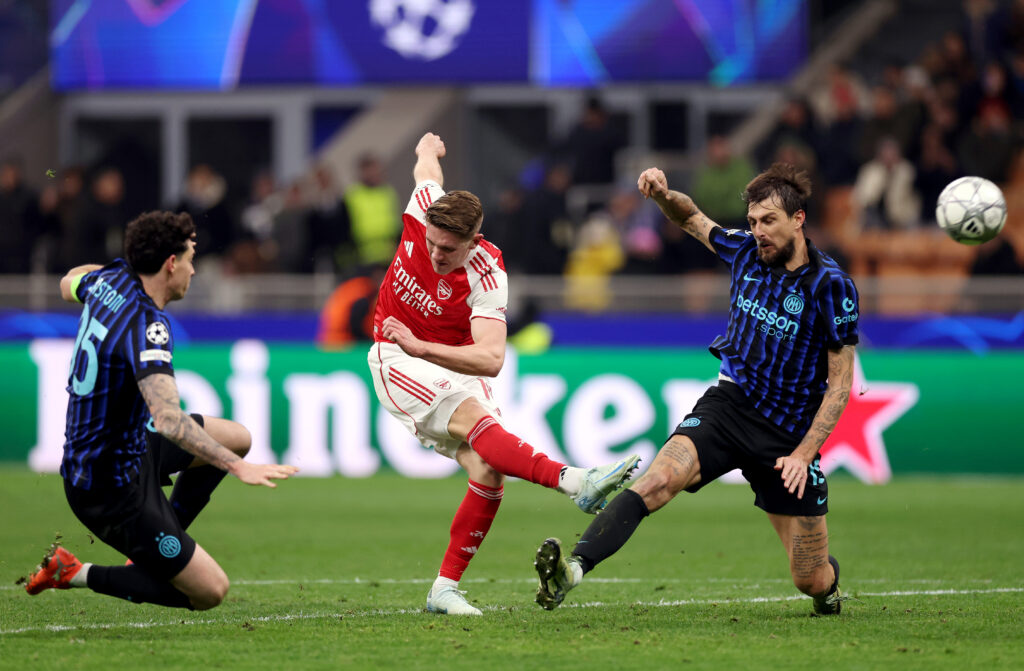 MILAN, ITALY - JANUARY 20: Viktor Gyoekeres of Arsenal misses a chance whilst under pressure from Alessandro Bastoni and Francesco Acerbi of FC Internazionale Milano during the UEFA Champions League 2025/26 League Phase MD7 match between FC Internazionale Milano and Arsenal FC at Stadio San Siro on January 20, 2026 in Milan, Italy. (Photo by Carl Recine/Getty Images)