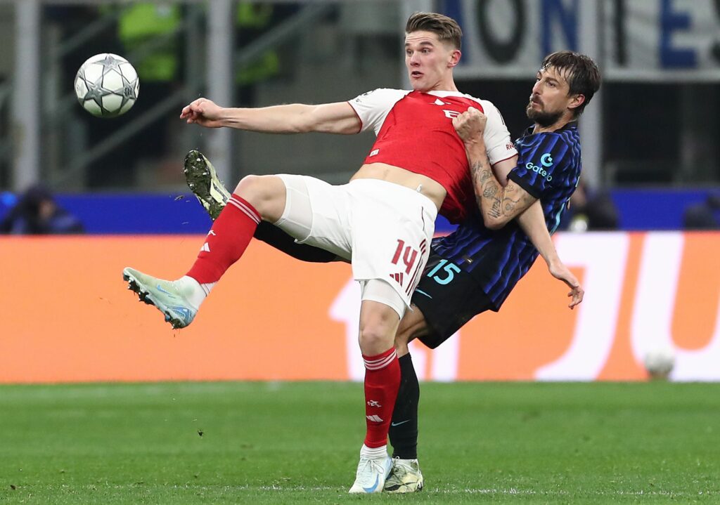 MILAN, ITALY - JANUARY 20: Viktor Gyokeres of Arsenal FC competes for the ball with Francesco Acerbi of FC Internazionale during the UEFA Champions League 2025/26 League Phase MD7 match between FC Internazionale Milano and Arsenal FC at Stadio San Siro on January 20, 2026 in Milan, Italy. (Photo by Marco Luzzani/Getty Images)