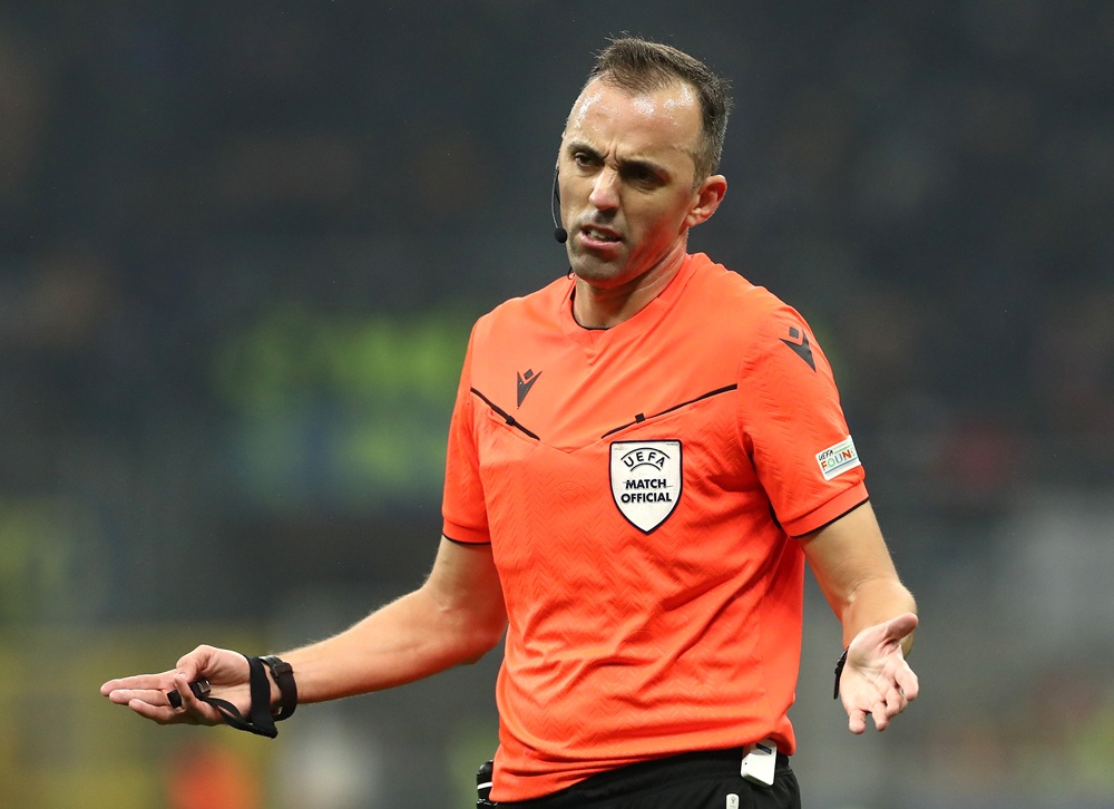 Referee Joao Pinheiro gestures during the UEFA Champions League 2024/25 League Phase MD5 match between FC Internazionale Milano and RB Leipzig at Stadio San Siro on November 26, 2024 in Milan, Italy. (Photo by Marco Luzzani/Getty Images)