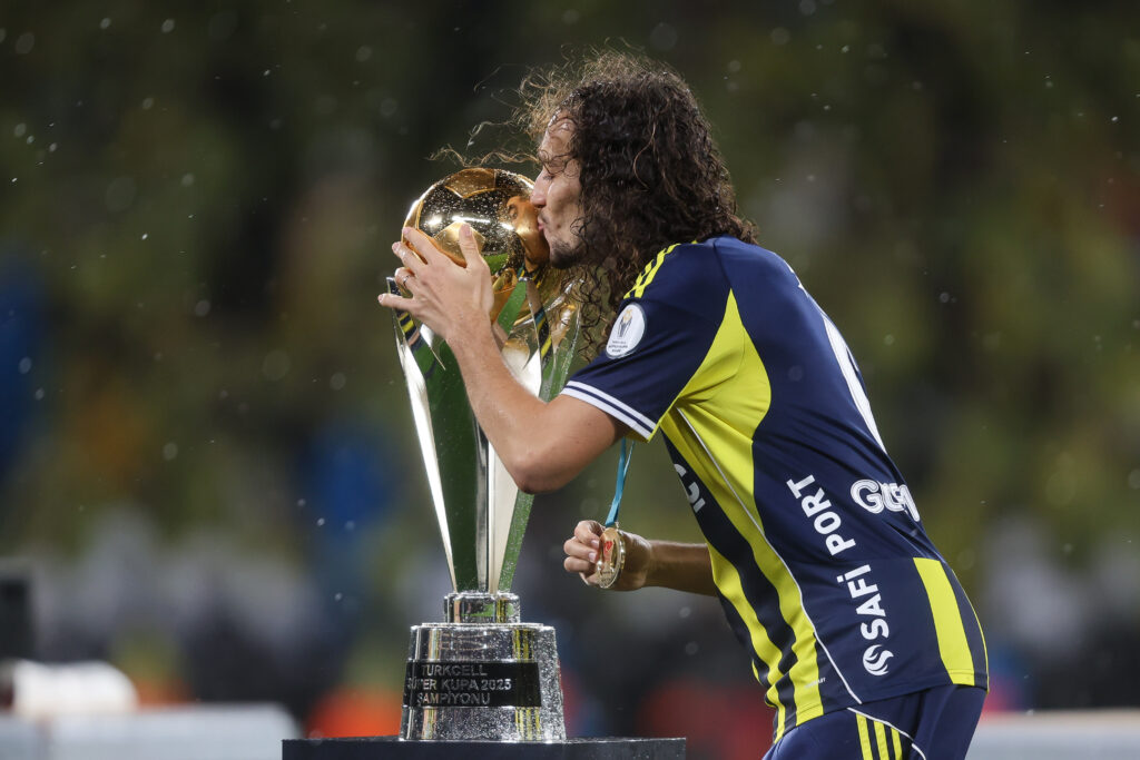 ISTANBUL, TURKEY - JANUARY 10: Matteo Guendouzi of Fenerbahce celebrates with the trophy during the Turkish Super Cup Final match between Fenerbahçe SK and Galatasaray SK at Ataturk Olympic Stadium on January 10, 2026 in Istanbul, Turkey. (Photo by Ahmad Mora/Getty Images)