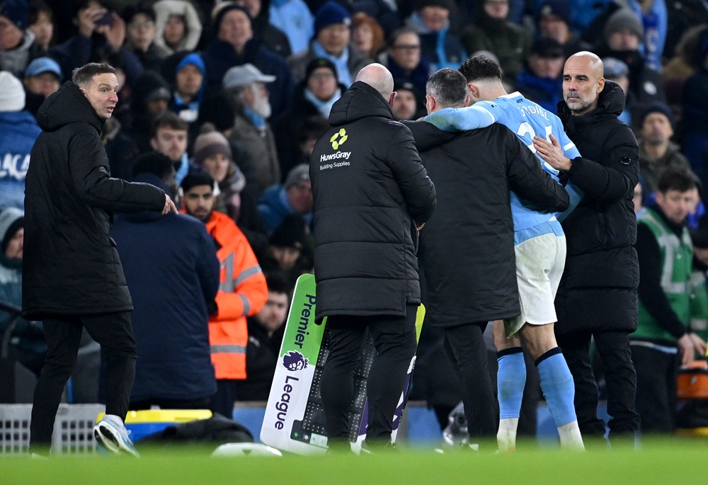 Pep Guardiola, Manager of Manchester City, consoles Josko Gvardiol of Manchester City as he leaves the pitch after getting injured during the Premier League match between Manchester City and Chelsea at Etihad Stadium on January 04, 2026 in Manchester, England. (Photo by Shaun Botterill/Getty Images)