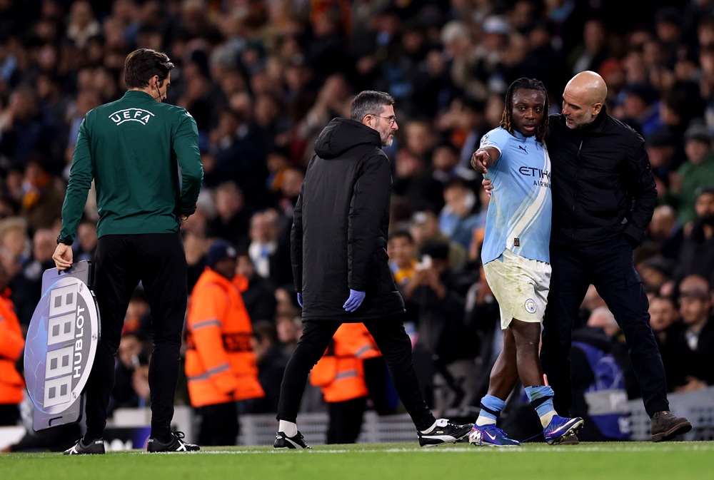 Pep Guardiola, Manager of Manchester City, interacts with his player Jeremy Doku as he leaves the pitch due to an injury during the UEFA Champions League 2025/26 League Phase MD8 match between Manchester City and Galatasaray A.S. at City of Manchester Stadium on January 28, 2026 in Manchester, England. (Photo by Stu Forster/Getty Images)