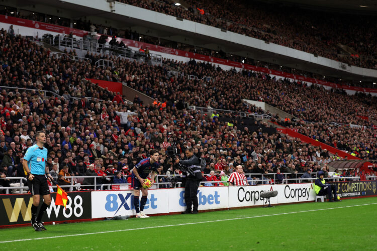 SUNDERLAND, ENGLAND - NOVEMBER 08: Declan Rice of Arsenal prepares to take a throw in during the Premier League match between Sunderland and Arsena...