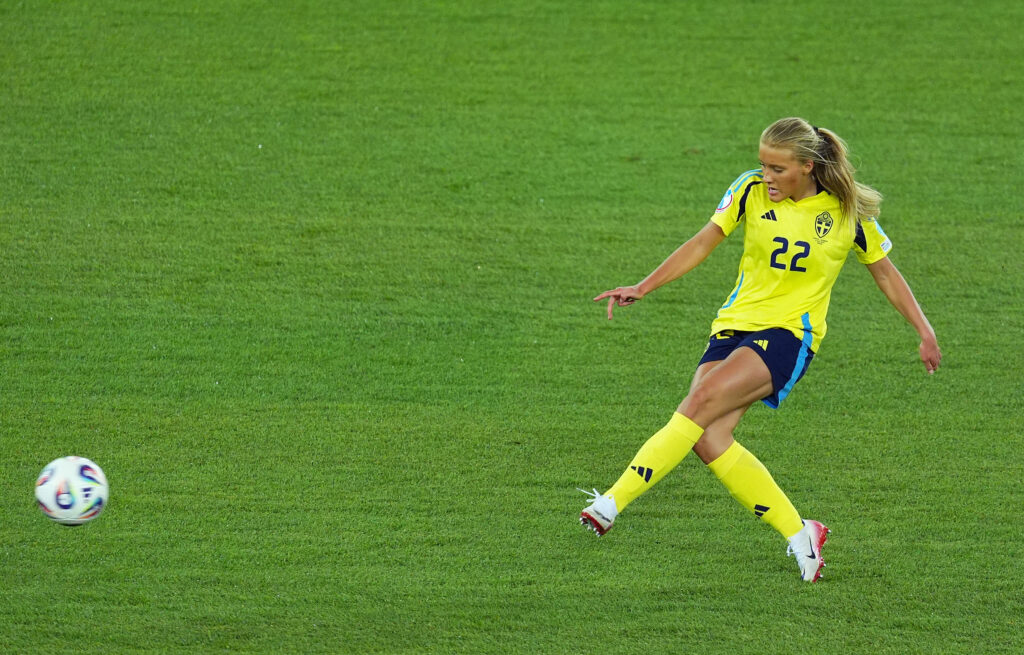 Arsenal women confirm 1st signing of January window 3 ZURICH, SWITZERLAND - JULY 12: Smilla Holmberg of Sweden passes the ball during the UEFA Women's EURO 2025 Group C match between Sweden and Germany at Stadion Letzigrund on July 12, 2025 in Zurich, Switzerland. (Photo by Daniela Porcelli/Getty Images)