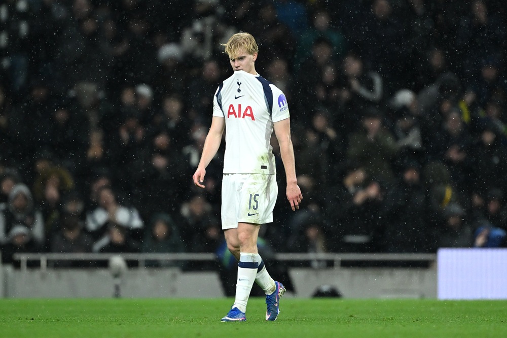 Lucas Bergvall of Tottenham Hotspur walks off the pitch after an injury during the UEFA Champions League 2025/26 League Phase MD7 match between Tot...