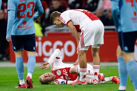 Former Gunner injured 2 minutes into home debut for new club 2 Oleksandr Zinchenko suffers injury with Ajax (Photo via Onzegodenzonen on Instagram)