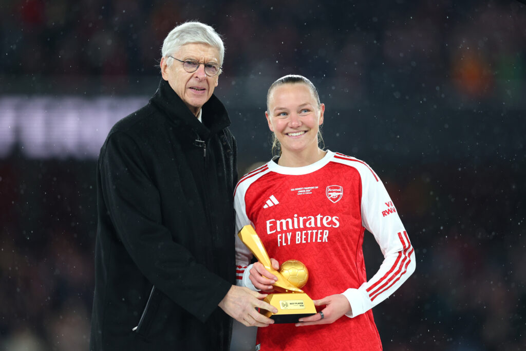 LONDON, ENGLAND - FEBRUARY 01: Frida Maanum of Arsenal poses for a photo with her FIFA best player award presented by Arsene Wenger following the FIFA Women's Champions Cup 2026 Final match between Arsenal Women FC and SC Corinthians at Arsenal Stadium on February 01, 2026 in London, England. (Photo by Molly Darlington/Getty Images)