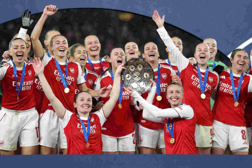 LONDON, ENGLAND - FEBRUARY 01: Kim Little and Leah Williamson of Arsenal lift the FIFA Women's Champions Cup Trophy following their victory in the FIFA Women's Champions Cup 2026 Final match between Arsenal Women FC and SC Corinthians at Arsenal Stadium on February 01, 2026 in London, England. (Photo by Molly Darlington/Getty Images)