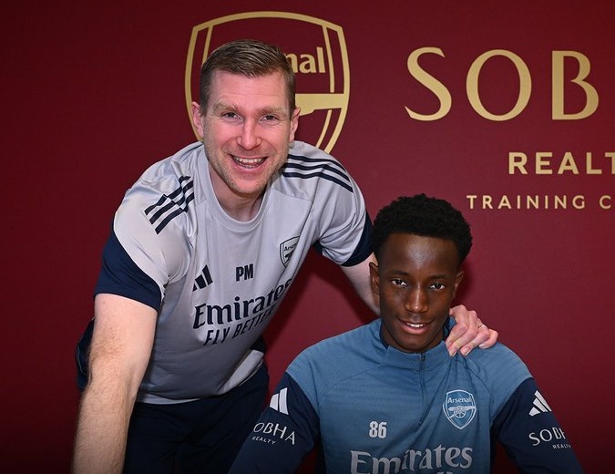 Teshaun Murisa signing his professional contract (Photo via Arsenal.com)