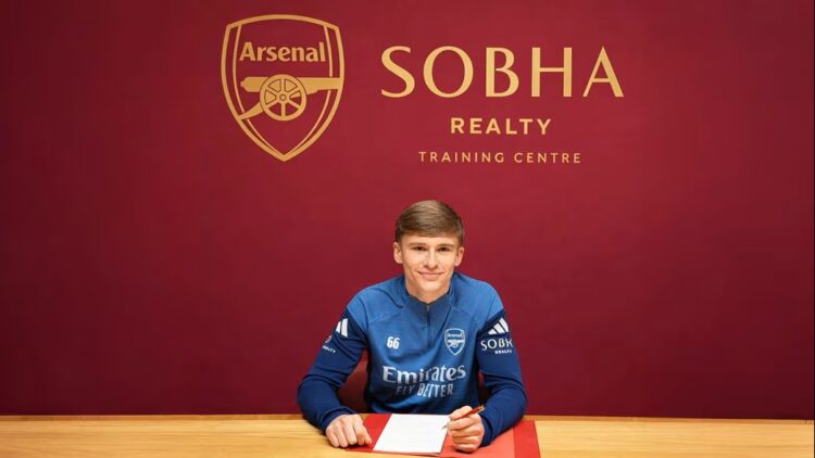 Evan Mooney signing for Arsenal (Photo via Arsenal.com)