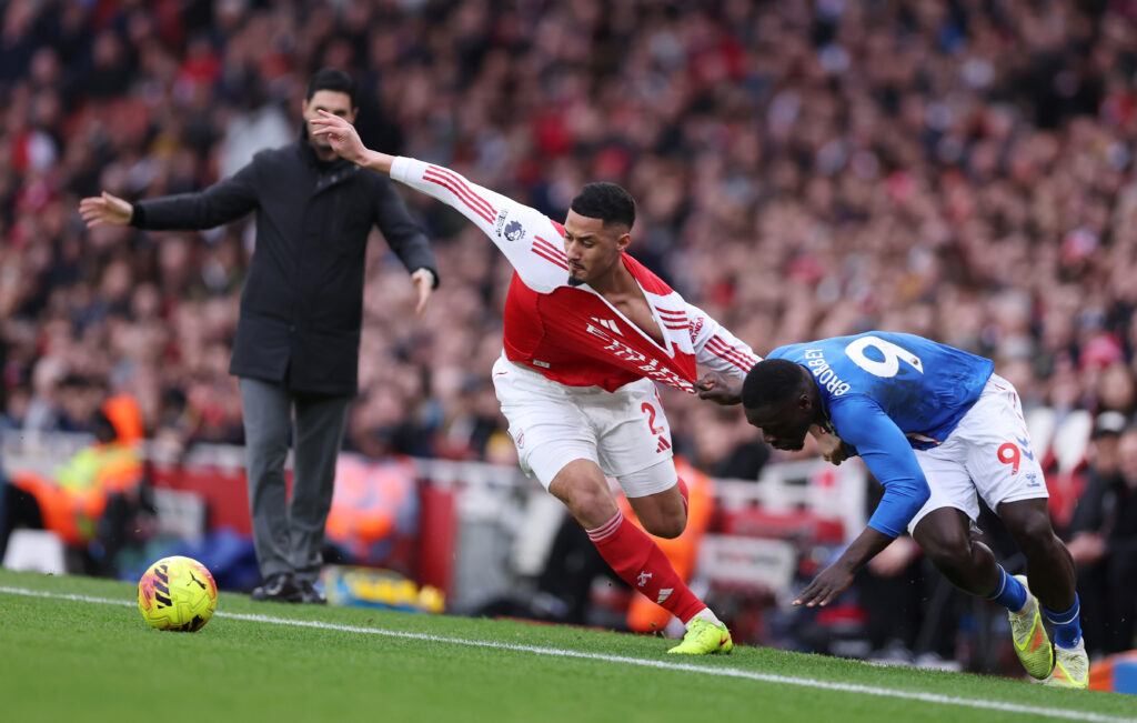 LONDON, ENGLAND - FEBRUARY 07: Brian Brobbey of Sunderland pulls on the shirt of William Saliba of Arsenal during the Premier League match between Arsenal and Sunderland at Emirates Stadium on February 07, 2026 in London, England. (Photo by Justin Setterfield/Getty Images)