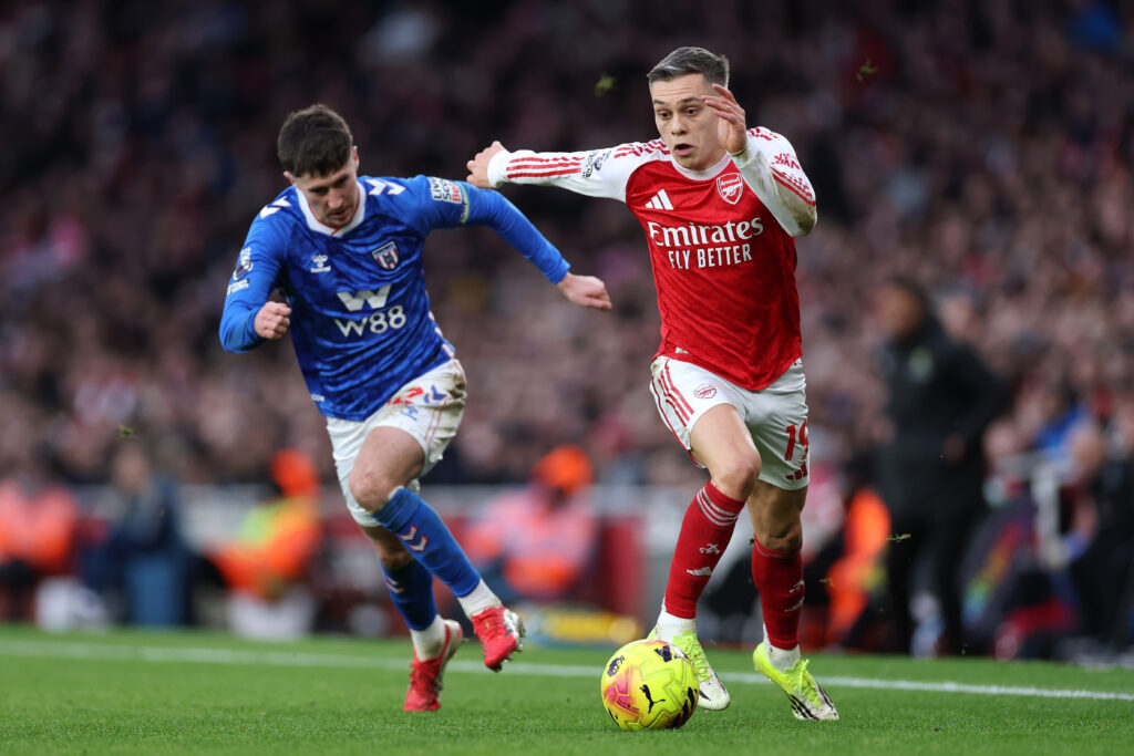 LONDON, ENGLAND - FEBRUARY 07: Leandro Trossard of Arsenal holds off Trai Hume of Sunderland during the Premier League match between Arsenal and Sunderland at Emirates Stadium on February 07, 2026 in London, England. (Photo by Justin Setterfield/Getty Images)