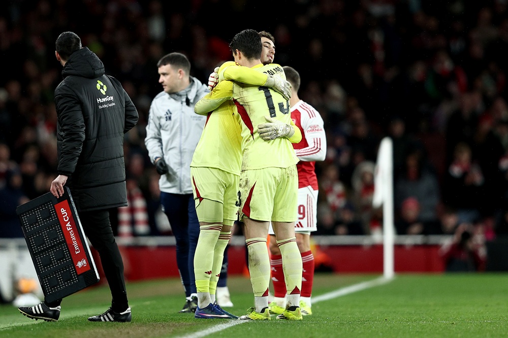Tommy Setford of Arsenal makes his home debut as he is substituted on for Kepa Arrizabalaga during the Emirates FA Cup Fourth Round match between Arsenal and Wigan Athletic on February 15, 2026 in London, England. (Photo by James Fearn/Getty Images)