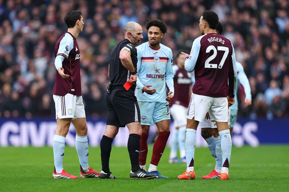 Kevin Schade of Brentford is shown a red card by English referee Tim Robinson during the Premier League match between Aston Villa and Brentford at Villa Park on February 01, 2026 in Birmingham, England. (Photo by Mark Thompson/Getty Images)