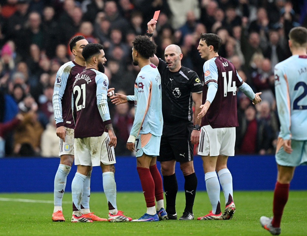 Kevin Schade of Brentford is shown a red card by referee Tim Robinson during the Premier League match between Aston Villa and Brentford at Villa Park on February 01, 2026 in Birmingham, England. (Photo by Clive Mason/Getty Images)
