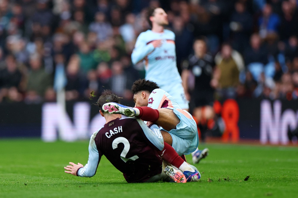 Kevin Schade of Brentford clashes with Matty Cash of Aston Villa, resulting in a red card for Kevin Schade during the Premier League match between Aston Villa and Brentford at Villa Park on February 01, 2026 in Birmingham, England. (Photo by Mark Thompson/Getty Images)