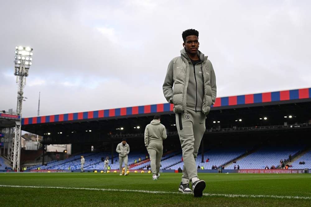 Chelsea star could miss Arsenal clash through compassionate leave 2 Estevao of Chelsea returns to the changing room after checking the pitch during the Premier League match between Crystal Palace and Chelsea at Selhurst Park on January 25, 2026 in London, England. (Photo by Mike Hewitt/Getty Images)