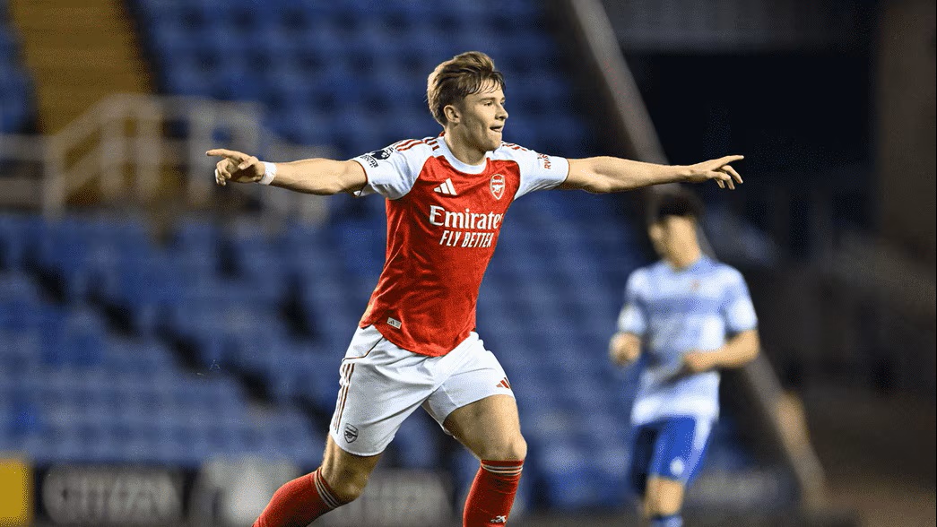 Evan Mooney after scoring for the Arsenal u21s (Photo via Arsenal.com)