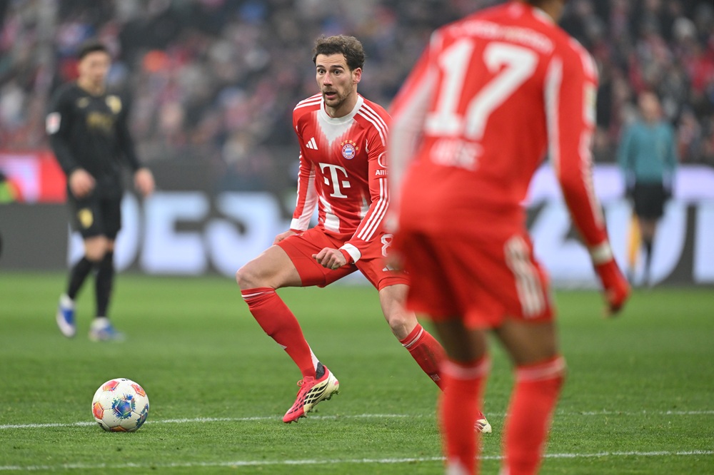 Leon Goretzka of FC Bayern München plays the ball during the Bundesliga match between FC Bayern München and FC Augsburg at Allianz Arena on January 24, 2026 in Munich, Germany. (Photo by Sebastian Widmann/Getty Images)