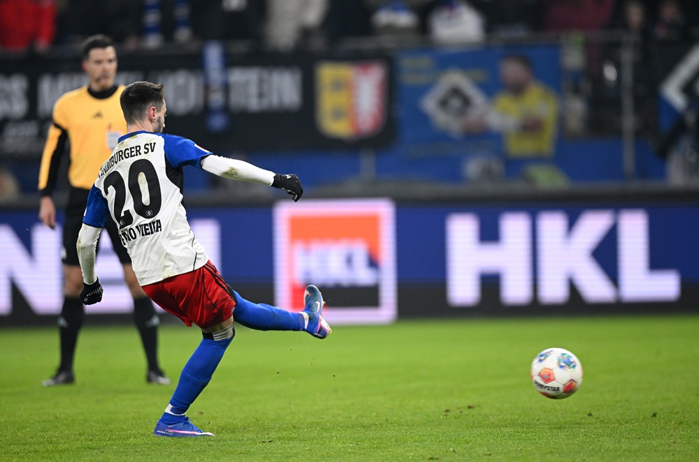 Fabio Vieira of Hamburger SV scores his team's first goal from the penalty spot during the Bundesliga match between Hamburger SV and FC Bayern München at Volksparkstadion on January 31, 2026 in Hamburg, Germany. (Photo by Stuart Franklin/Getty Images)