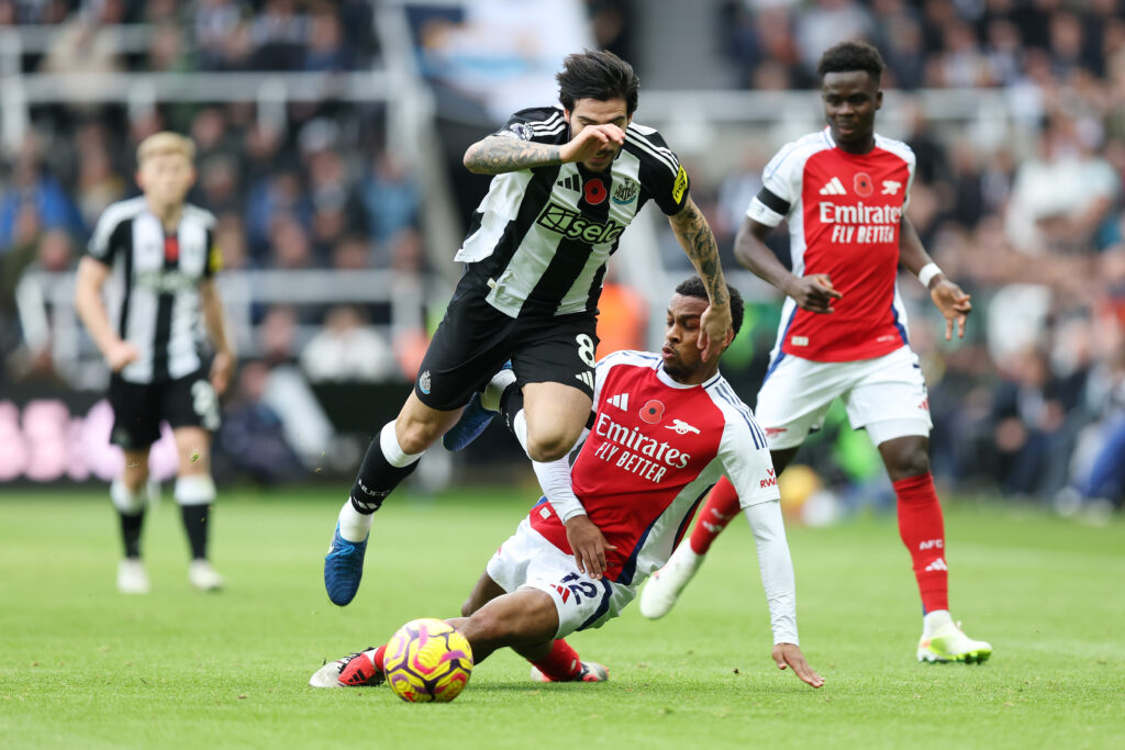 NEWCASTLE UPON TYNE, ENGLAND - NOVEMBER 02: Sandro Tonali of Newcastle United is fouled by Jurrien Timber of Arsenal during the Premier League match between Newcastle United FC and Arsenal FC at St James' Park on November 02, 2024 in Newcastle upon Tyne, England. (Photo by George Wood/Getty Images)