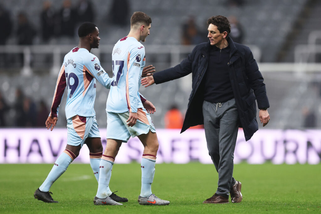 NEWCASTLE UPON TYNE, ENGLAND - FEBRUARY 07: Keith Andrews, Manager of Brentford, shakes hands with Dango Ouattara of Brentford after the Premier League match between Newcastle United and Brentford at St James' Park on February 07, 2026 in Newcastle upon Tyne, England. (Photo by George Wood/Getty Images)