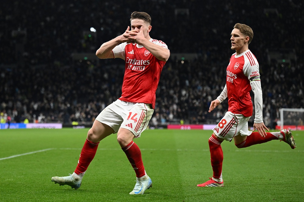 Viktor Gyokeres of Arsenal celebrates after scoring his team's fourth goal during the Premier League match between Tottenham Hotspur and Arsenal at...