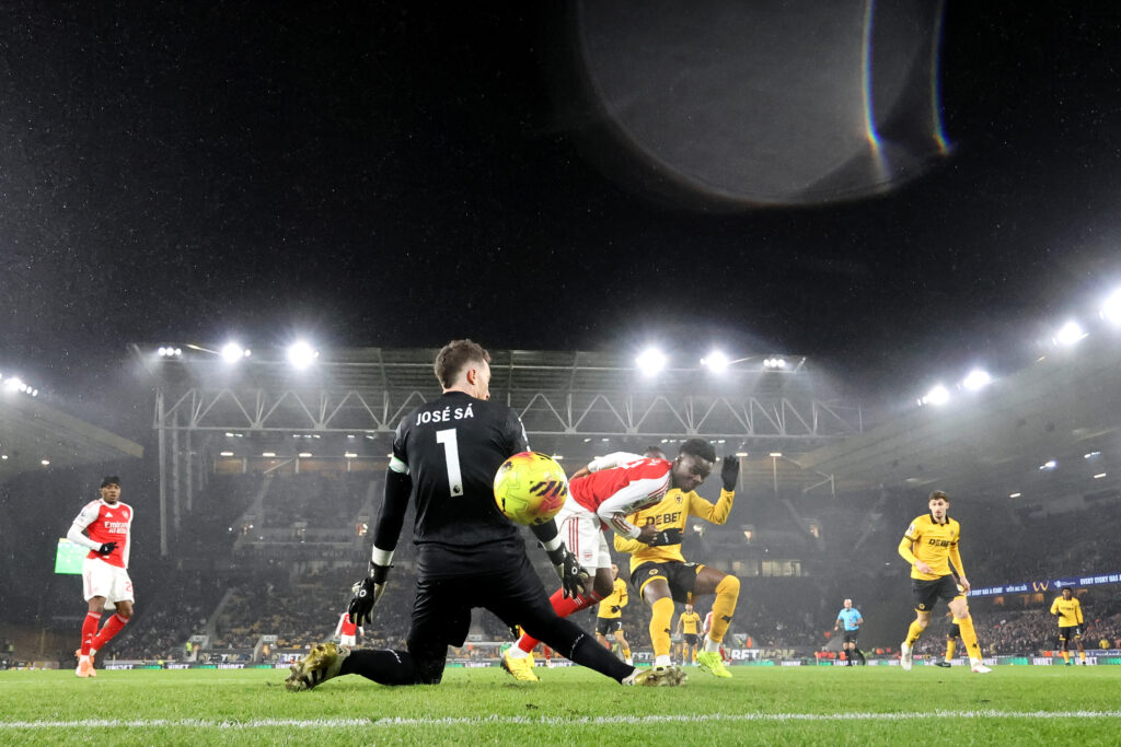 WOLVERHAMPTON, ENGLAND - FEBRUARY 18: Bukayo Saka of Arsenal scores his team's first goal past Jose Sa of Wolverhampton Wanderers during the Premier League match between Wolverhampton Wanderers and Arsenal at Molineux on February 18, 2026 in Wolverhampton, England. (Photo by Carl Recine/Getty Images)
