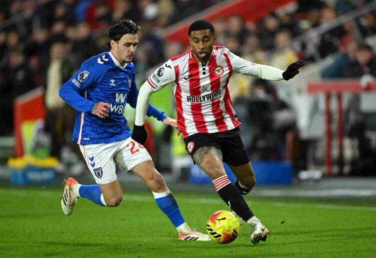 Reiss Nelson of Brentford is challenged by Enzo Le Fee of Sunderland during the Premier League match between Brentford and Sunderland at Gtech Comm...