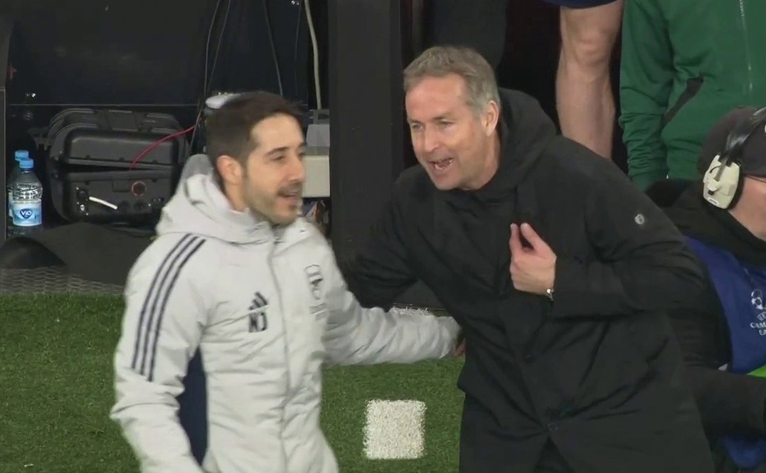 Nicolas Jover speaks with Kasper Hjulmand (Image via TNT Sports)