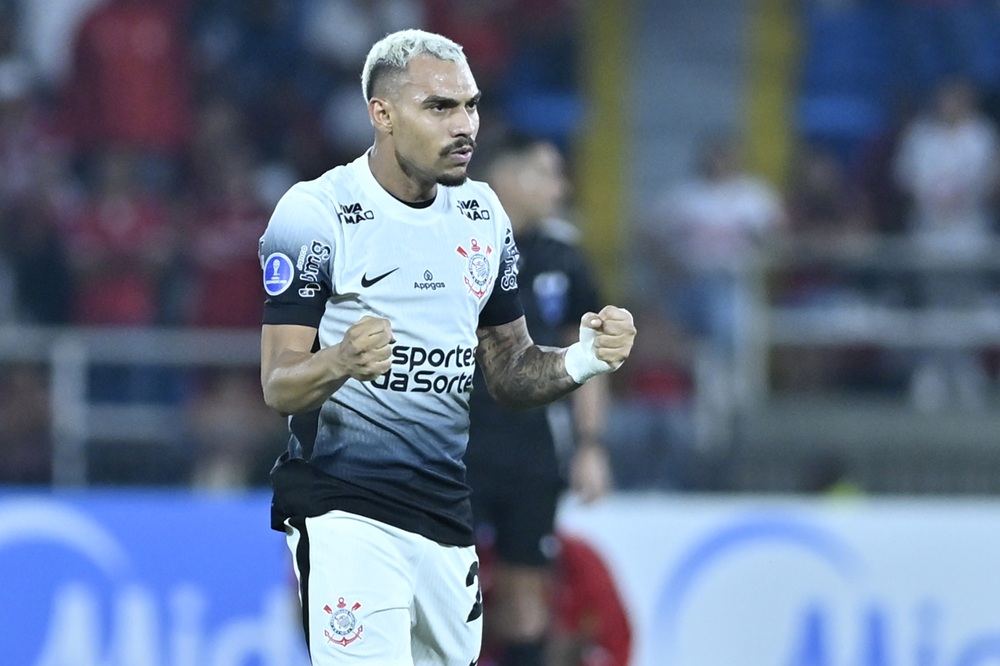 Matheuzinho of Corinthians celebrates after scoring the team's first goal during the Copa CONMEBOL Sudamericana Group C match between America de Ca...