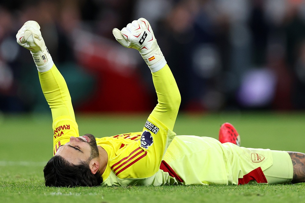 David Raya closes in on 3rd Premier League Golden Glove 2 David Raya of Arsenal celebrates after Max Dowman of Arsenal (not pictured) scores his team's second goal the Premier League match between Arsenal and Everton at Emirates Stadium on March 14, 2026 in London, England. (Photo by Justin Setterfield/Getty Images)