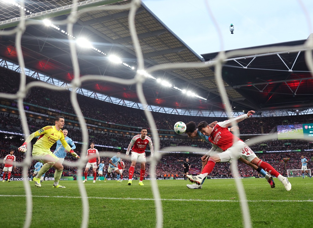 Nico O'Reilly of Manchester City scores his team's first goal whilst under pressure from Martin Zubimendi of Arsenal as Kepa Arrizabalaga of Arsenal looks on during the Carabao Cup Final match between Arsenal and Manchester City at Wembley Stadium on March 22, 2026. (Photo by Julian Finney/Getty Images)