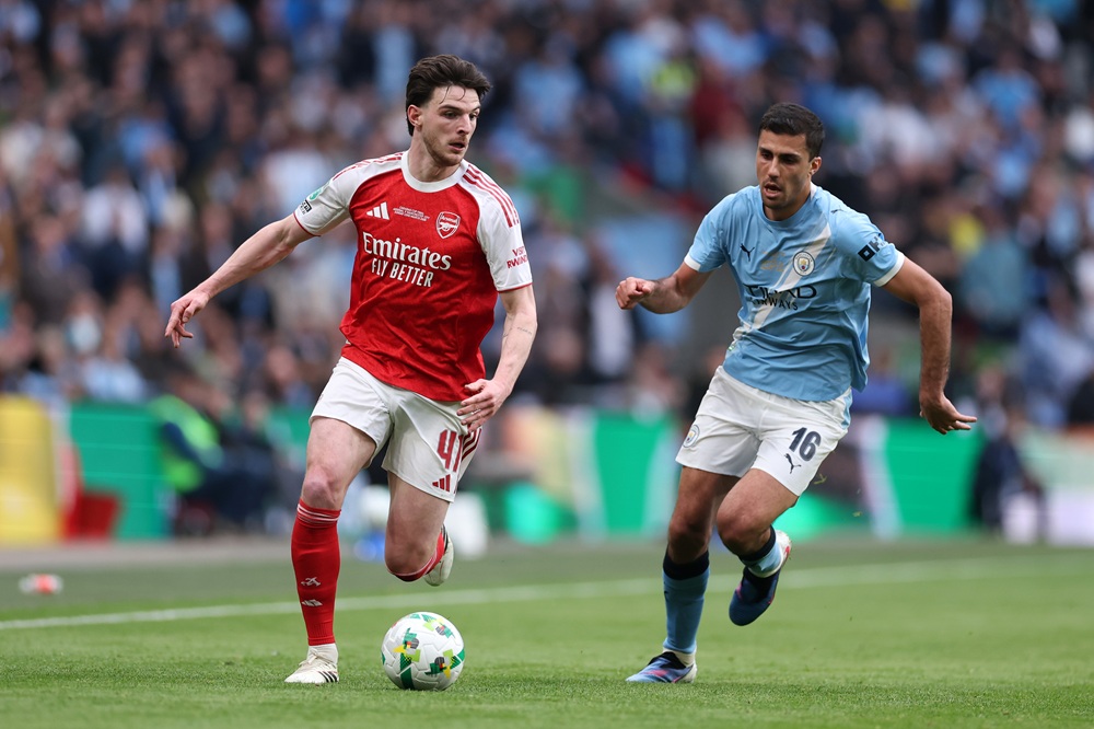 Declan Rice of Arsenal takes on Rodri of Manchester City during the Carabao Cup Final match Arsenal and between Manchester City at Wembley Stadium on March 22, 2026 in London, England. (Photo by Justin Setterfield/Getty Images)