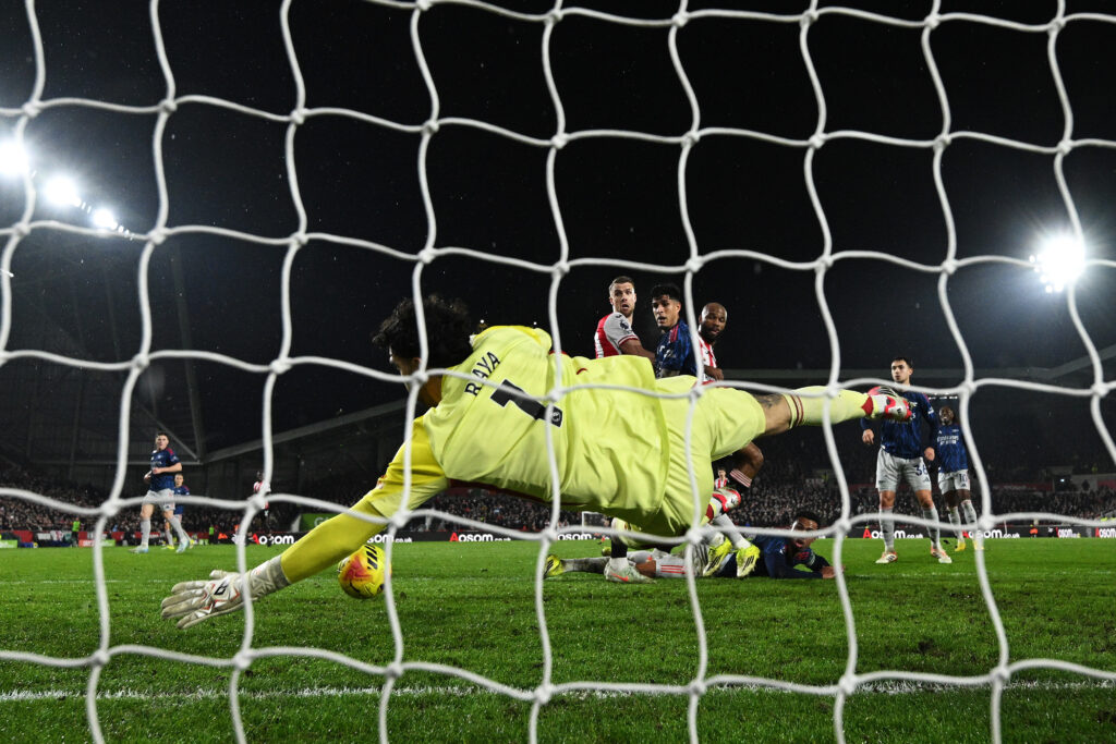 BRENTFORD, ENGLAND - FEBRUARY 12: David Raya of Arsenal makes a save during the Premier League match between Brentford and Arsenal at Gtech Community Stadium on February 12, 2026 in Brentford, England. (Photo by Mike Hewitt/Getty Images)