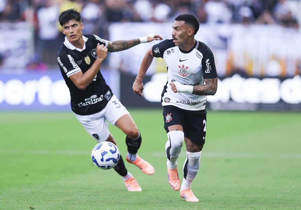 Matheuzinho of Corinthians controls the ball during a Brasileirao 2025 match between Corinthians and Botafogo at Neo Quimica Arena on November 30, 2025 in Sao Paulo, Brazil. (Photo by Alexandre Schneider/Getty Images)