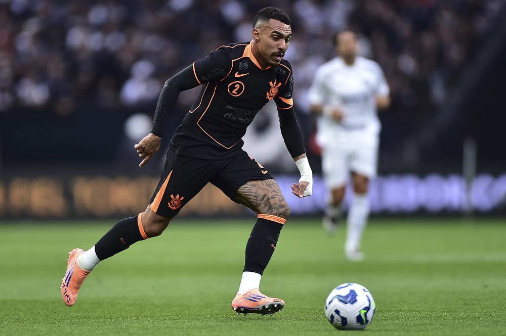 Matheuzinho of Corinthians controls the ball during the Brasileirao 2025 match between Corinthians and Ceara at Neo Quimica Arena on November 09, 2025 in Sao Paulo, Brazil.(Mauro Horita/Getty Images)
