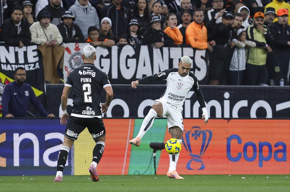 Matheuzinho of Corinthians controls the ball in front of Puma Rodriguez of Vasco da Gama during the Copa do Brasil 2025 Final First Leg Match between Corinthians and Vasco da Gama at Neo Quimica Arena on December 17, 2025 in Sao Paulo, Brazil. (Photo by Ricardo Moreira/Getty Images)
